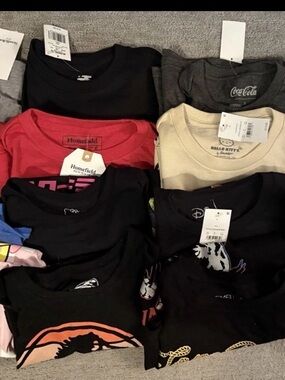 148- bundle of 15 adult small short sleeve t shirts